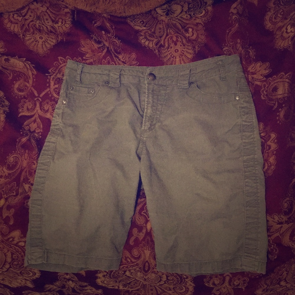 Hilliard and Hanson casual Bermuda shorts women